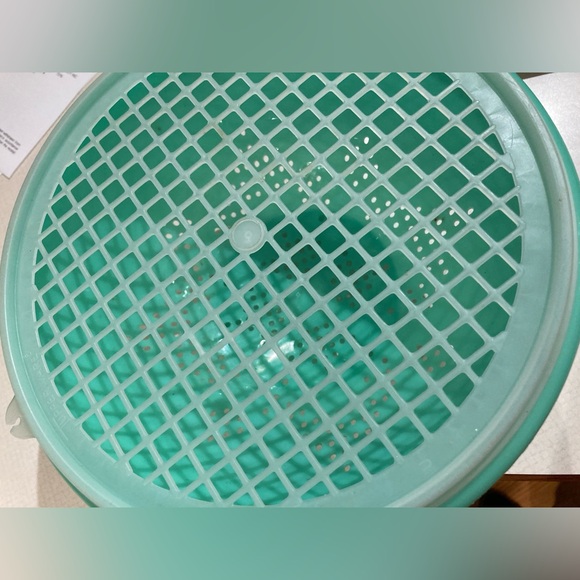 Vintage Tupperware colander with strainer seal jadeite - Picture 2 of 3